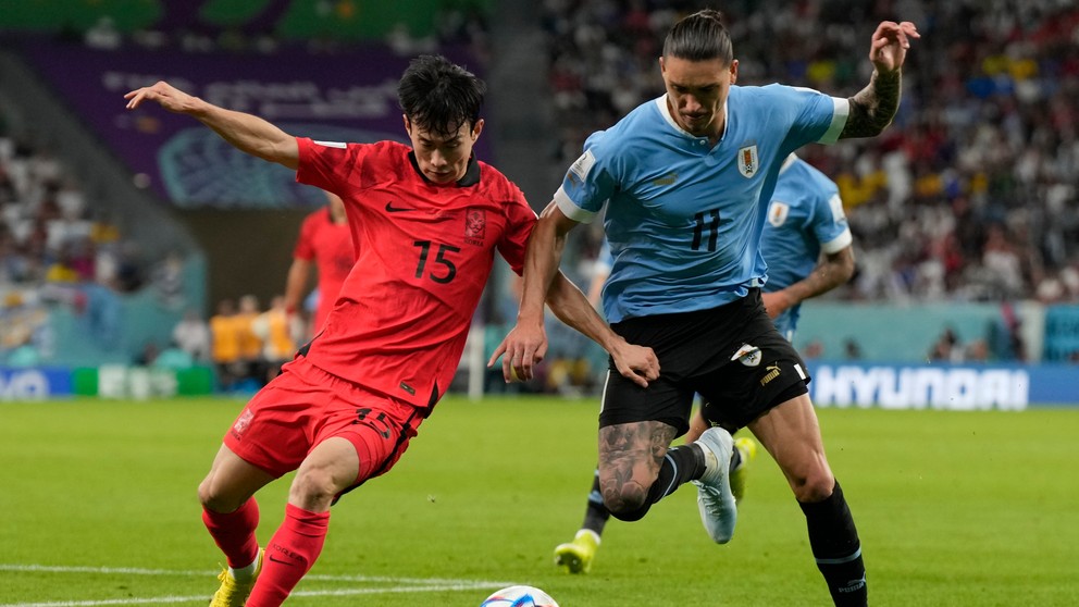 Hráč Uruguaja Darwin Nuňéz v súboji o loptu s Kim Young-gwonom z Kórejskej republike.