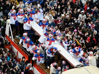Hokejisti oslavovali v Bratislave. Privítalo ich plné námeste (minúta po minúte)