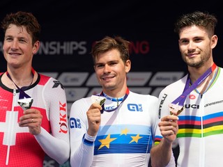 Medailisti z ME v časovke 2022 - zľava Stefan Küng, Stefan Bissegger a Filippo Ganna.
