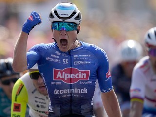 Jasper Philipsen na Tour de France 2022, v pozadí Peter Sagan.