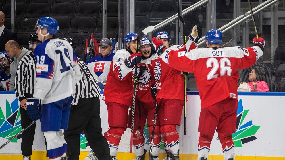 Hokejisti Česka sa tešia z gólu v zápase so Slovenskom na MS hráčov do 20 rokov. 