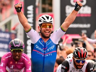Britský cyklista Mark Cavendish vyhral etapu na Giro d'Italia 2022. 