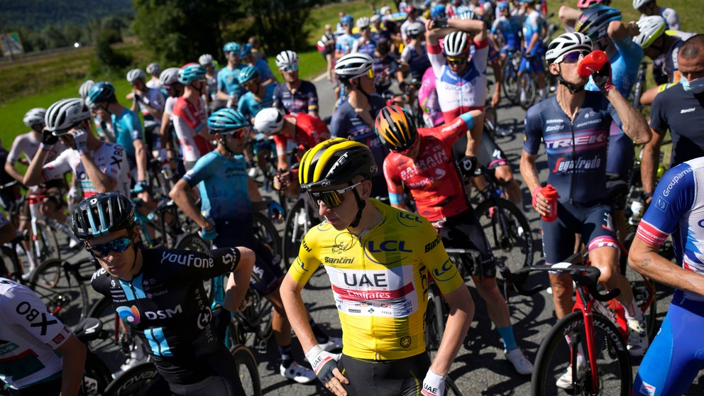 Cyklisti počas prerušenia 10. etapy na Tour de France 2022.