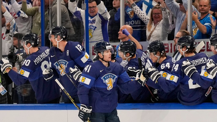 Miro Heiskanen sa raduje s fínskymi spoluhráčmi po góle na MS v hokeji.