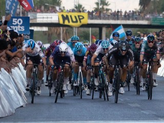 Šprint záverečnej etapy pretekov Vuelta a San Juan 2023. 
