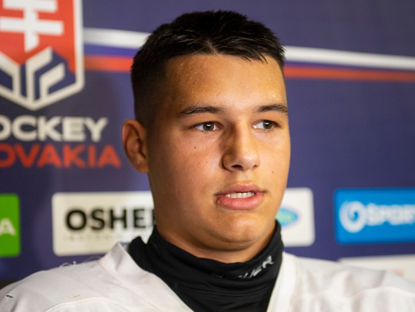 Slovenský hokejový obranca Jakub Chromiak. 