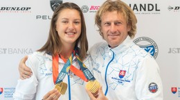 Renáta Jamrichová s dvoma zlatými medailami z EYOF 2022 a jej tréner Ján Matúš.