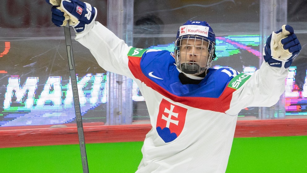 Adam Sýkora sa teší po góle do siete Talianska na MS v hokeji 2022.