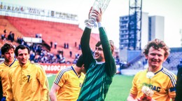 Stanislav Vahala s trofejou pre víťaza Slovenského pohára.