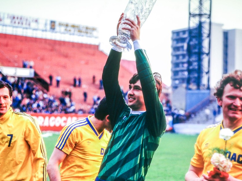 Stanislav Vahala s trofejou pre víťaza Slovenského pohára.