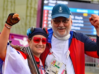 Slovenská strelkyňa Zuzana Rehák Štefečeková oslavuje zisk zlatej medaily.