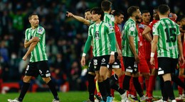 Sevillské derby nedohrali, fanúšik zasiahol hráča polmetrovou tyčou
