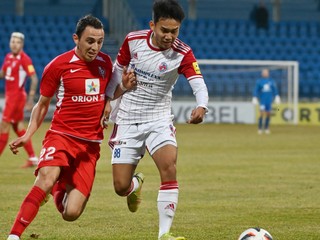 Na snímke vpravo hráč Senice Witan Sulaeman a hráč Serede Todor Todoroski počas zápasu 21. kola futbalovej Fortuna ligy medzi FK Senica - ŠKF Sereď.