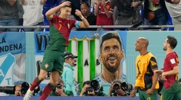 Cristiano Ronaldo sa teší z jediného gólu na MS vo futbale 2022 vedľa transparentu, na ktorom je Lionel Messi.