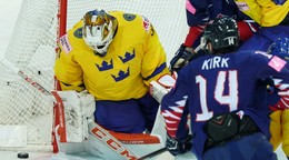 Brankár Viktor Fasth vo svojom poslednom zápase kariéry Švédsko - Veľká Británia na MS v hokeji 2021.