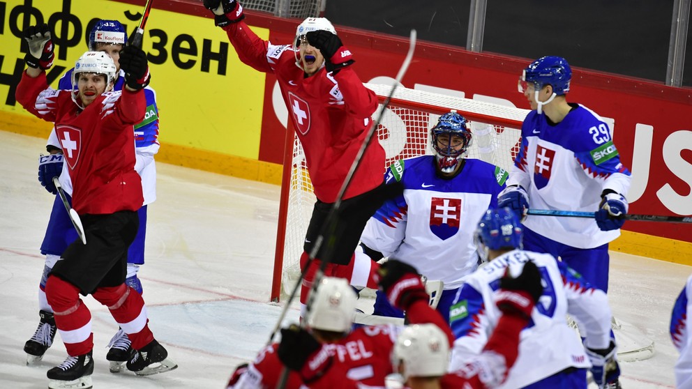Radosť Švajčiarov po strelenom góle v zápase Slovensko - Švajčiarsko na MS v hokeji 2021.