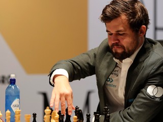 Carlsen opäť zdolal ruského vyzývateľa, vedie už o dva body