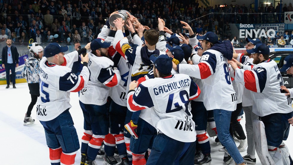 Hokejisti HC Slovan Bratislava oslavujú majstrovský titul v Tipos extralige.