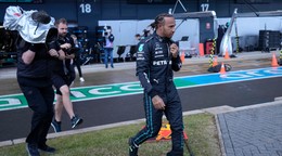 Hamiltonovi hrozila diskvalifikácia, musel v tréningu štartovať bez piecingu