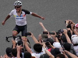 Ekvádorčan Richard Carapaz triumfuje v olympijských pretekoch. 