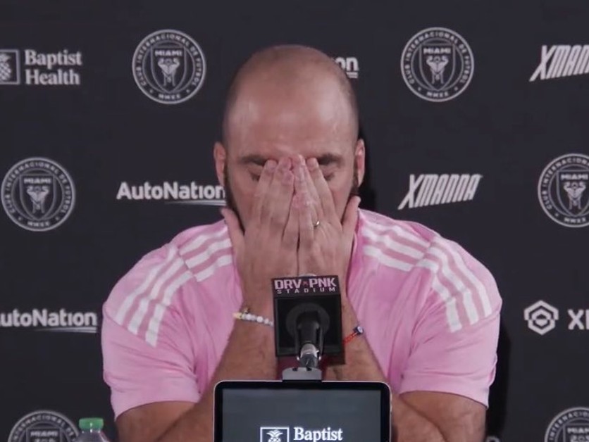 Gonzalo Higuaín sa rozplakal na tlačovej konferencii.