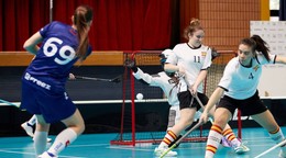 Slovenská florbalistka Miriam Buková strieľa gól v kvalifikačnom zápase proti Španielsku.