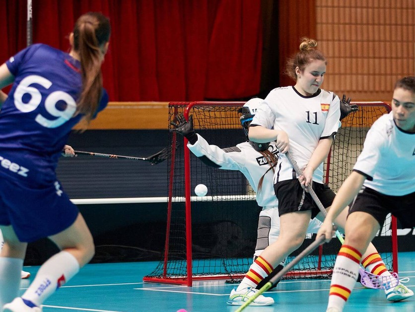 Slovenská florbalistka Miriam Buková strieľa gól v kvalifikačnom zápase proti Španielsku.