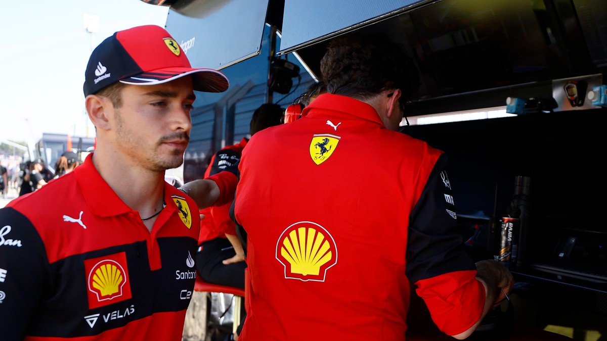 Monacký pilot F1 Charles Leclerc vo farbách tímu Ferrari.