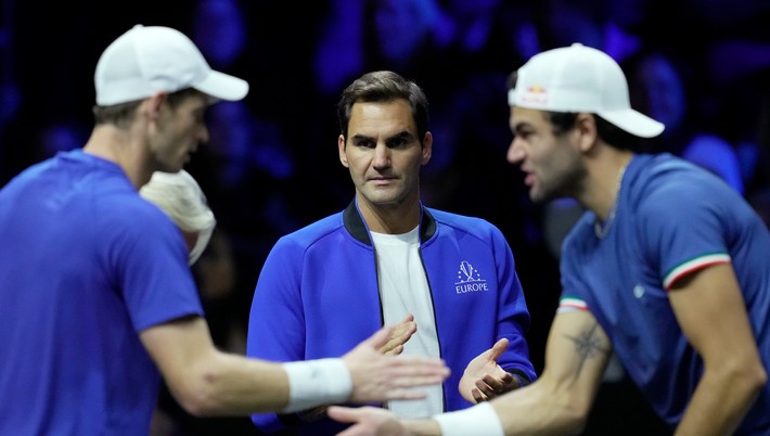 Matteo Berrettini a Andy Murrray počas štvorhry, v pozadí je Roger Federer.