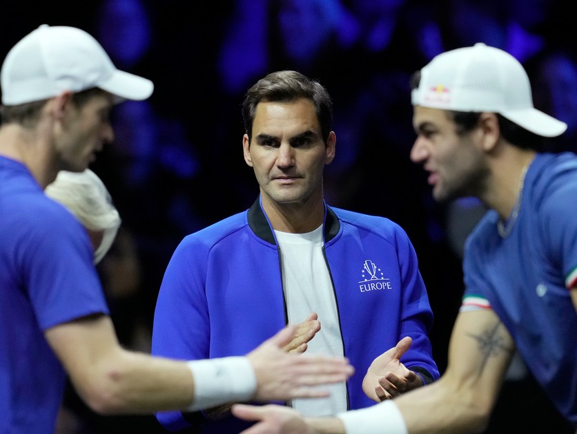 Matteo Berrettini a Andy Murrray počas štvorhry, v pozadí je Roger Federer.