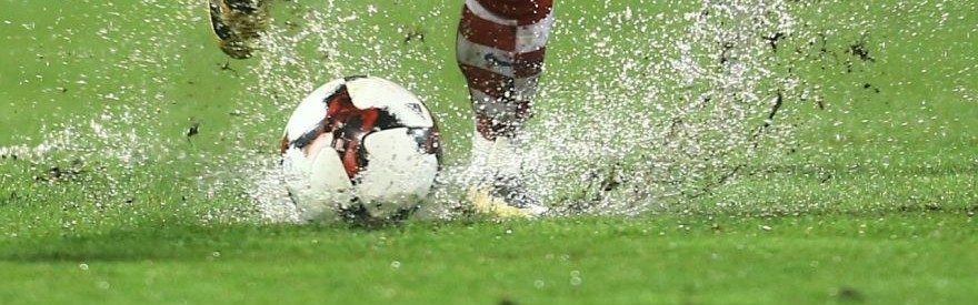 Víkendové zápasy 13. kola poznačilo nepriaznivé počasie