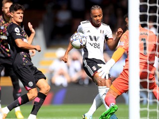 Bobby Decordova-Reid z Fulhamu strieľa gól.