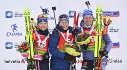 Ukrajinská biatlonistka  Anastasija Merkušynová (uprostred), druhá Švédka Tilda Johanssonová (vľavo) a tretia Nemka Vanessa Hinzová po šprinte na ME v biatlone vo švajčiarskom Lenzerheide.