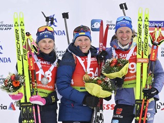 Ukrajinská biatlonistka  Anastasija Merkušynová (uprostred), druhá Švédka Tilda Johanssonová (vľavo) a tretia Nemka Vanessa Hinzová po šprinte na ME v biatlone vo švajčiarskom Lenzerheide.
