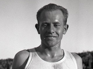 Emil Zátopek sa tešil z víťazstva na 3 km počas pretekov v Bratislave (1946).