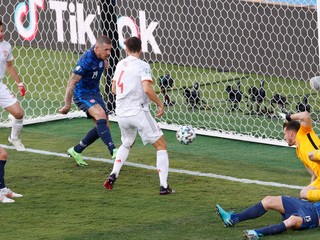 Juraj Kucka si dáva vlastný gól v zápase Slovensko - Španielsko na ME vo futbale (EURO 2020 / 2021).