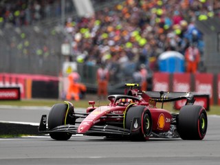 Veľká cena Veľkej Británie 2022: Sainz vyhral prvýkrát v kariére, Čou mal nehodu