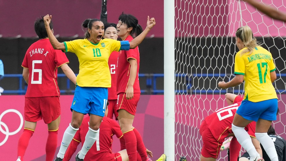 Marta (vľavo) sa teší po strelenom góle v zápase Čína - Brazília na OH Tokio 2020 / 2021.