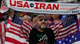 Fanúšik počas zápasu USA - Irán na MS vo futbale 2022.
