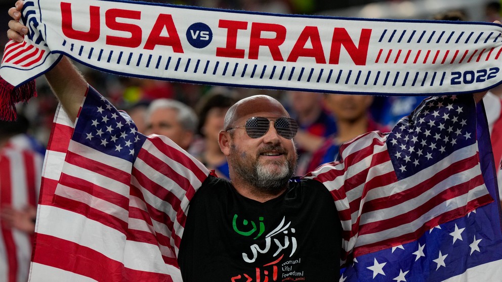 Fanúšik počas zápasu USA - Irán na MS vo futbale 2022.