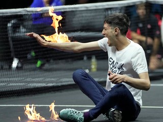 Demonštrant vbehol na kurt a podpálil si pravú ruku.