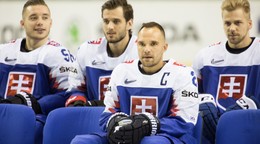 Andrej Sekera (vpredu) ako kapitán Slovenska na domácich MS v hokeji.