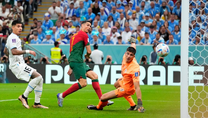 Rozhodujúci moment zápasu Portugalsko - Uruguaj na MS vo futbale 2022. 