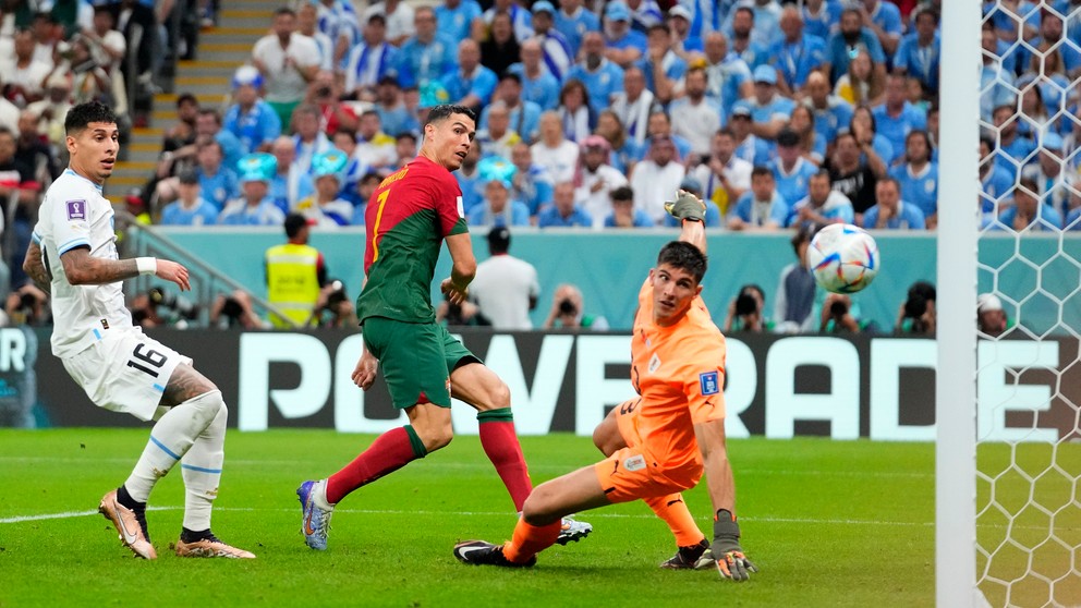 Rozhodujúci moment zápasu Portugalsko - Uruguaj na MS vo futbale 2022. 