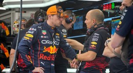 Holanďan Max Verstappen s tímom Red Bull. 