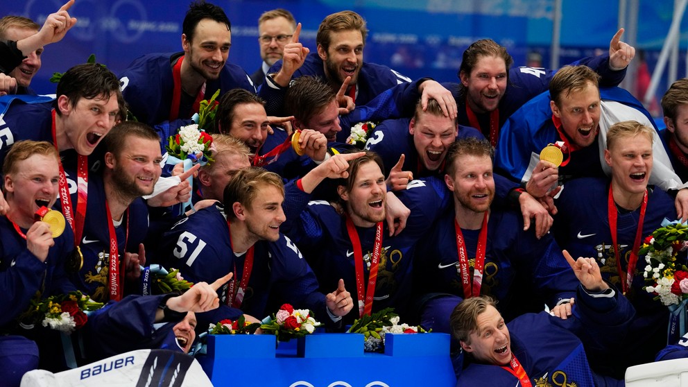 Spoločná fotografia hokejistov Fínska po triumfe na ZOH 2022.