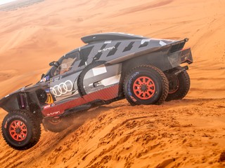 Automobilový pretekár Carlos Sainz počas Rely Dakar 2023.
