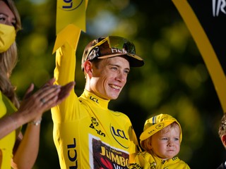 Jonas Vingegaard s dcérou v žltom drese.