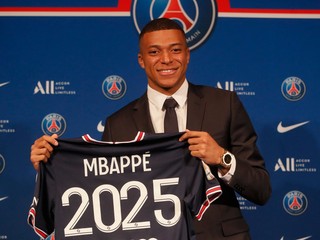 Francúzsky prezident prehováral Mbappého, aby zostal v PSG. Fandí však rivalovi