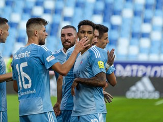 Futbalisti ŠK Slovan Bratislava sa tešia po strelenom góle.